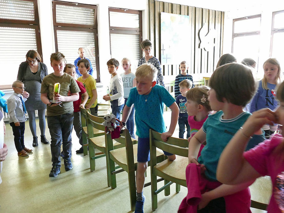 Kinderkarfreitagsliturgie im Gemeindezentrum (Foto: Karl-Franz Thiede)